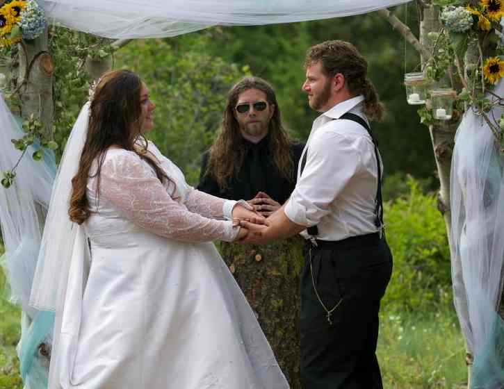 Image of Gabe Brown and Raquell Rose from Alaskan Bush People.